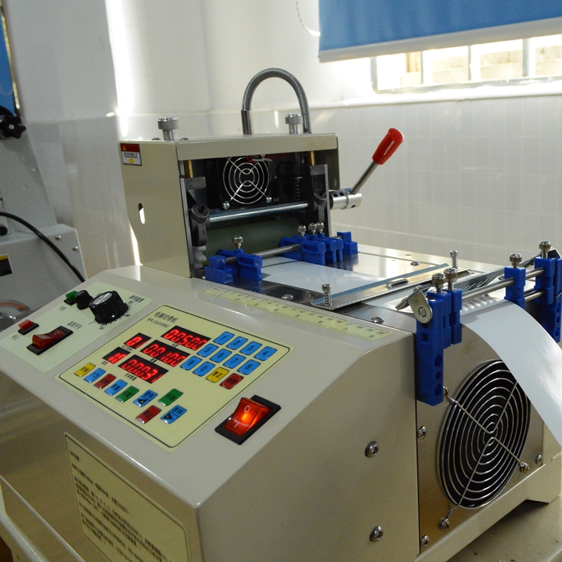 Cheap Clothing Factory with A Small Elastic Band Cutting Machine